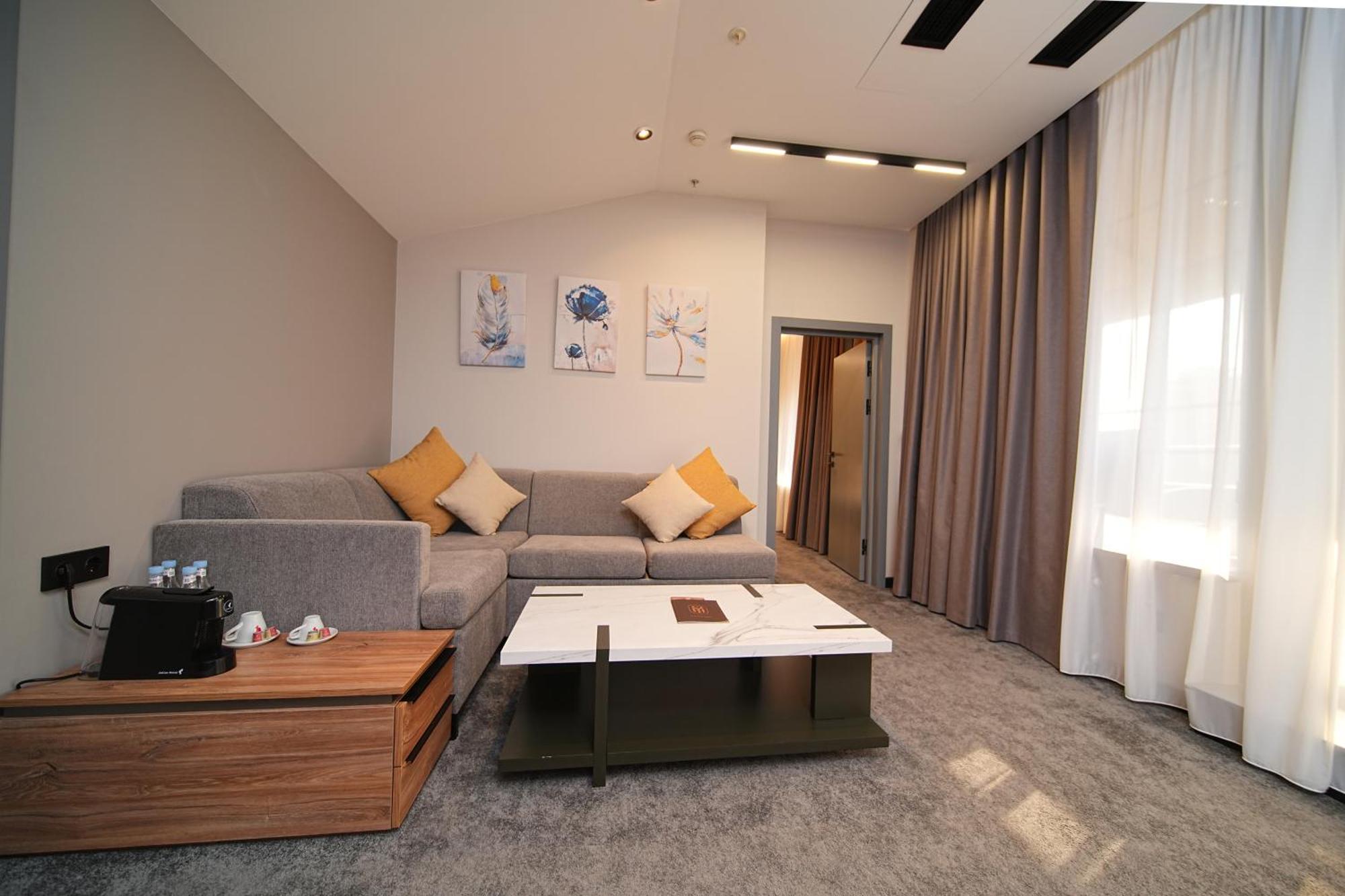 Yerevan Place Hotel 외부 사진